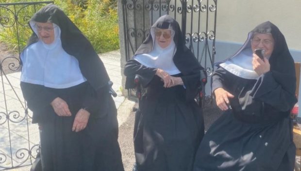 Trei călugărițe au fugit de la azil și s-au apucat de TikTok dintr-o mănăstire abandonată. Oficialii bisericii de care aparțin sunt furioși