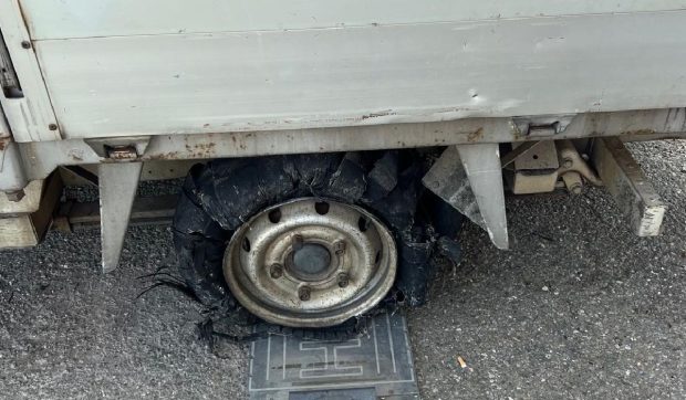 Un șofer de TIR circula cu anvelope vechi de 16 ani și polițiștii i-au confiscat camionul
