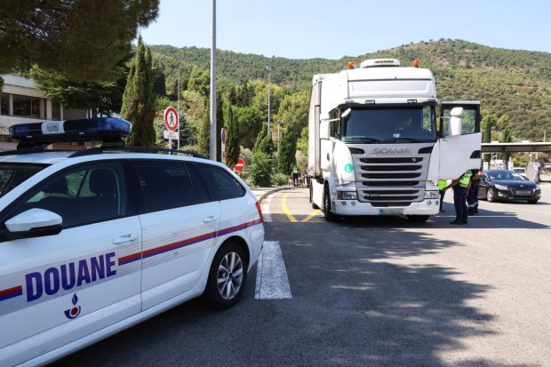 Amendă din 13 cuvinte pentru un șofer român de TIR care are de plătit milioane de euro în Franța și trebuie să stea un an la închisoare