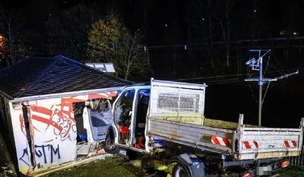 Un șofer român a intrat cu o camionetă direct în căsuța care măsoară nivelul râului Lenne, în Germania