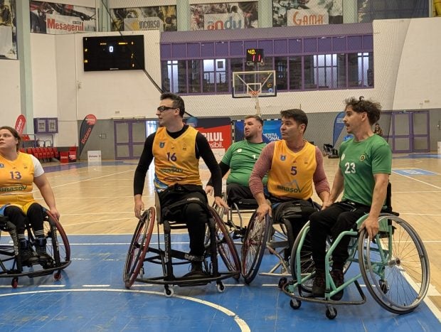 Sportul bate filmul: o lecție primită la Campionatul Național de Baschet în Scaun Rulant