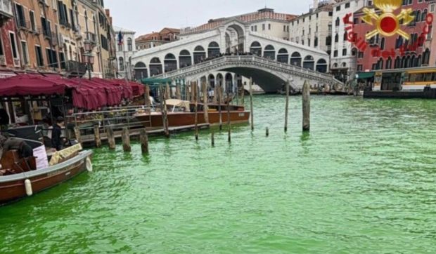 Greta Thunberg a fost interzisă în Veneția după ce a colorat în verde neon Canal Grande