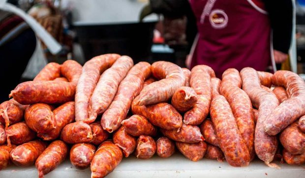 Doi chefi din Oradea vor transforma copiii în mezelari care pot face cârnați cu mâna lor, la concursul „D’ale porcului”