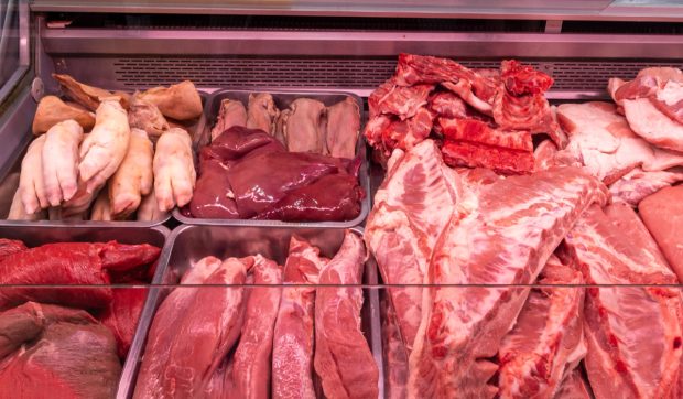 Recomandările ANSVSA pentru românii care vor să ia carne de porc pentru Crăciun: la ce trebuie să fie atenți în piețe