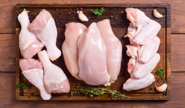 Comisia Europeană refuză să permită mai multă apă în carnea de pui. „Se exagerează”, spun producătorii