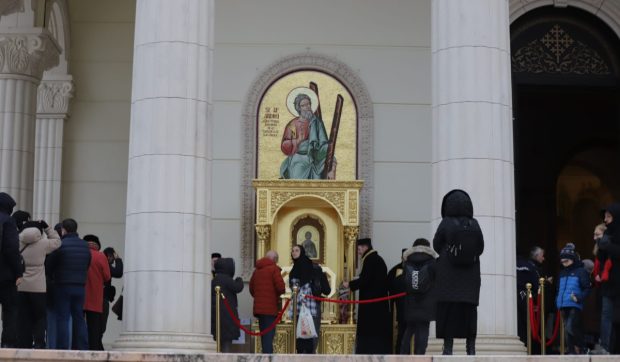 Coadă de credincioși la slujba de la Catedrala Mântuirii Neamului, de Sfântul Andrei