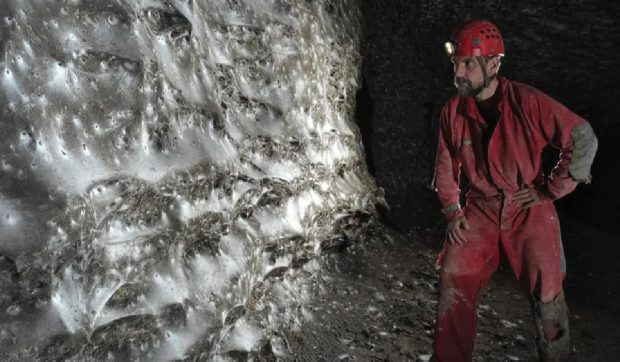Un cercetător român a descoperit cea mai mare pânză de păianjen, de 106 metri pătrați, în „Peștera de Sulf”