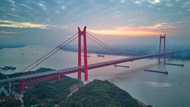 China a construit primul pod suspendat etajat din lume. A costat peste un miliard de dolari și traversează râul Yangtze