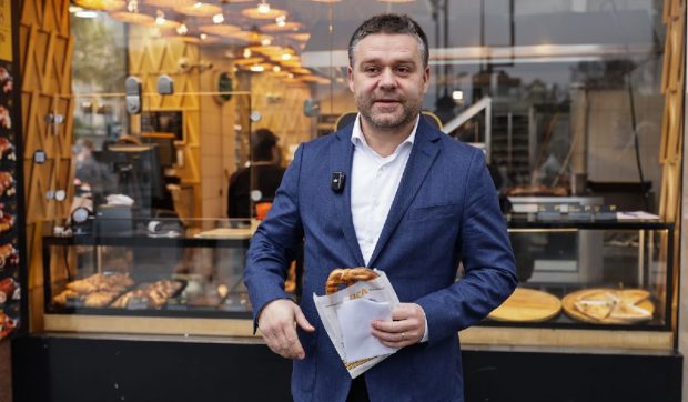 Ciprian Ciucu i-a făcut cinste cu covrigi lui Dragoș Pîslaru, după ce și-a depus candidatura pentru Primăria București