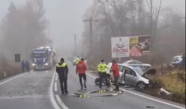 Traficul a fost complet blocat pe DN1 între Brașov și Predeal, după ce o cisternă cu acid azotic s-a răsturnat
