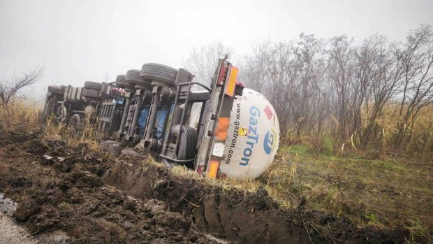 O cisternă din Ucraina, încărcată cu 19 tone de GPL, s-a răsturnat în Vaslui într-un șanț