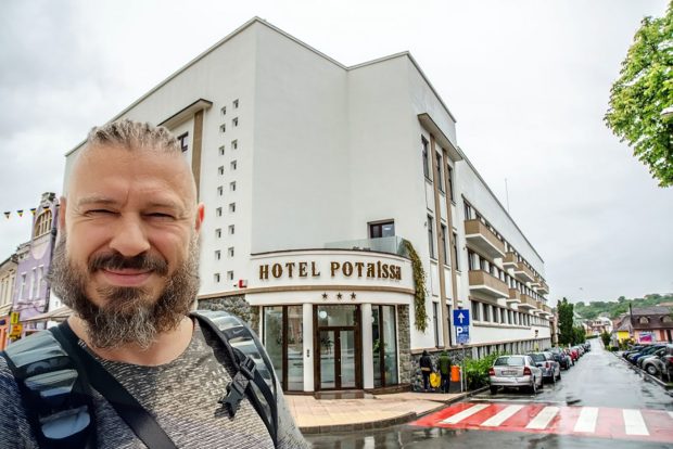 Hotelul unei primării din Transilvania, scos la licitație de un afacerist îmbogățit din bitcoin. Clădirea este considerată „bun de importanță strategică”