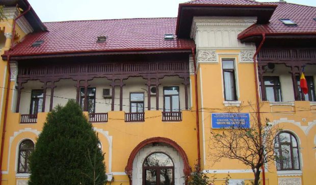 Alertă la Liceul „Grigore Cerchez” din București: 200 de elevi și profesori, evacuați din cauza mirosului de gaze