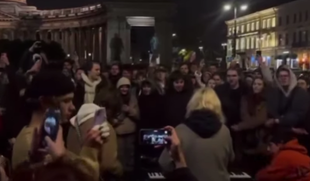 Muzicienii stradali ruși, arestați pentru huliganism mărunt și cu instrumentele confiscate