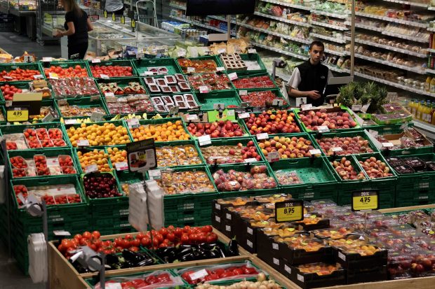 Cât costă coșul de cumpărături în Elveția. De la pâine, lapte și ouă la carne tocată, șuncă, salam, crenvurști și brânză raclette