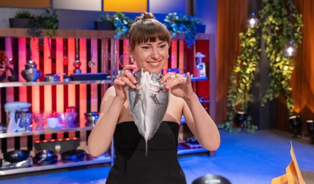 Imagine Stire Drama neștiută a Cosminei Boboc, concurentă MasterChef. Tatăl ei a murit chiar în timpul show-ului, iar cu câteva luni înainte își pierduse și mama | 2review.ro