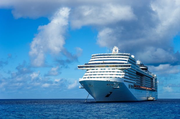 Un cuplu de tineri a vândut tot, s-a mutat pe un vas de croazieră și a vizitat 45 de țări în 2 ani cu 9.000 de euro