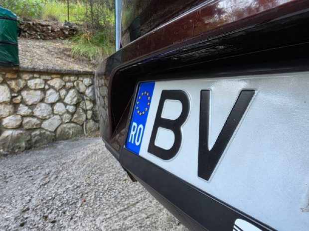 Cum să-ţi păstrezi numărul de înmatriculare după ce vinzi maşina