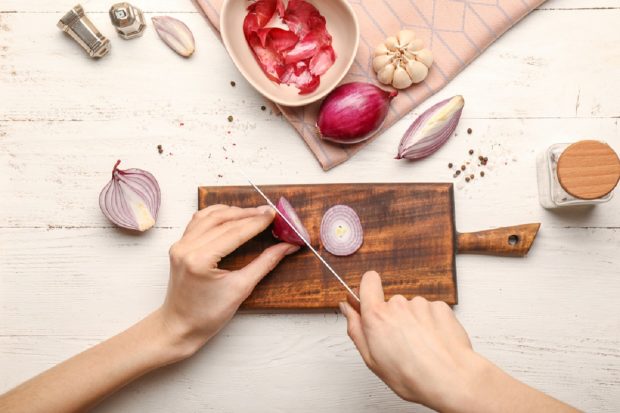 Cum scapi de mirosul de ceapă şi de usturoi de pe mâini