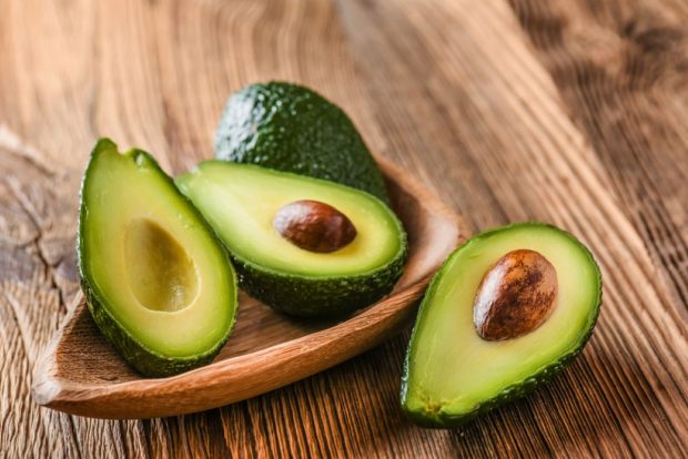 Cum se curăță un avocado