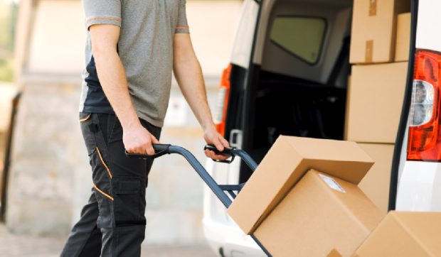 Rugămintea unui curier din Brașov, după Black Friday: „Dați o mână de ajutor!”