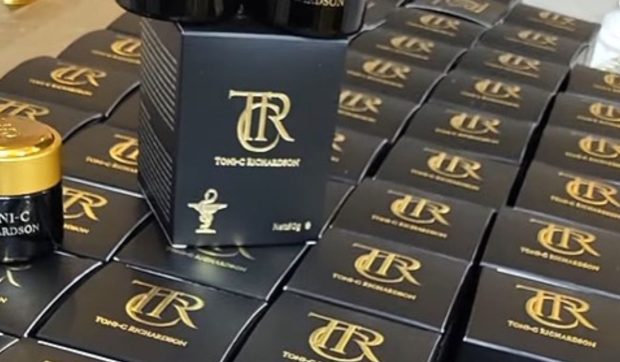 O fostă lideră locală AUR, plasată sub control judiciar după ce a vândut creme cu mercur. Cum își făcea reclamă afacerista din Bistrița