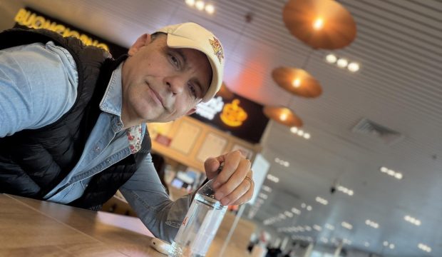 Imagine Stire Cât a dat Dan Negru pe o sticlă de apă în aeroport. Prezentatorului TV nu i-a venit să creadă. „În România apa potabilă e un lux” | 2review.ro