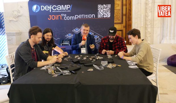 Demonstrație de siguranță la DefCamp 2025: tinerii descoperă vulnerabilitățile sistemelor de securitate folosite zilnic