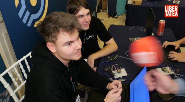 Defcamp pune elevii în fața tehnologiei reale: lecții de hacking hardware și securitate cibernetică pentru noua generație