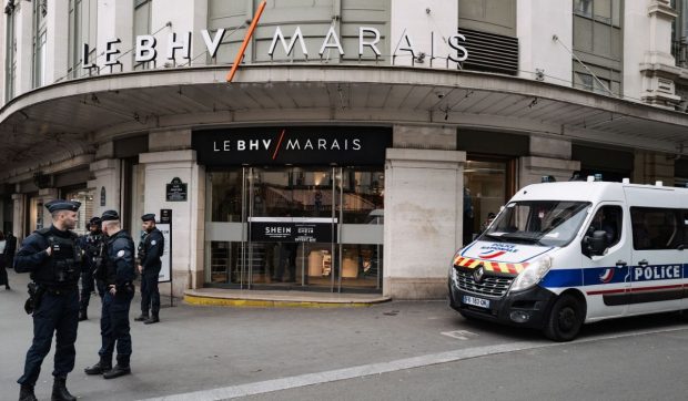 Cum arată primul magazin fizic Shein, deschis la Paris, cu protestatarii și poliția la ușă