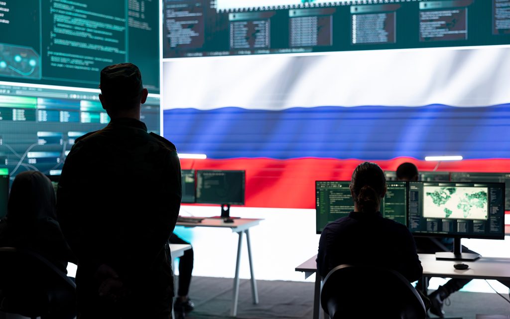 Hacker militar din armata rusă care lucrează într-o cameră de control guvernamentală, spargând sistemele rețelelor statelor rivale pentru a răspândi știri false și propagandă de război hibrid. Strategie ideologică de spălare a creierului.