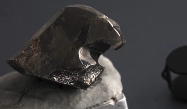 Cel mai mare diamant din lume este negru și a fost tăiat, timp de 7 ani, sub forma unui șoim