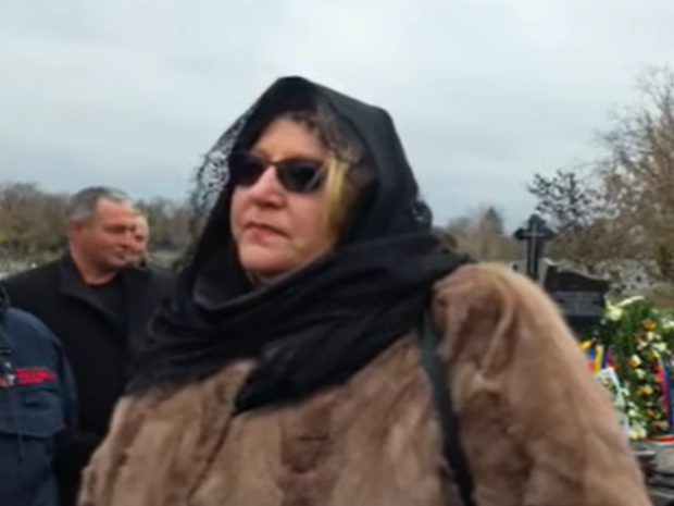 Diana Șoșoacă, la Oradea, la înmormântarea Flaviei Groșan: „A fost erou național! Ar fi trebuit să vină președintele României!” | VIDEO