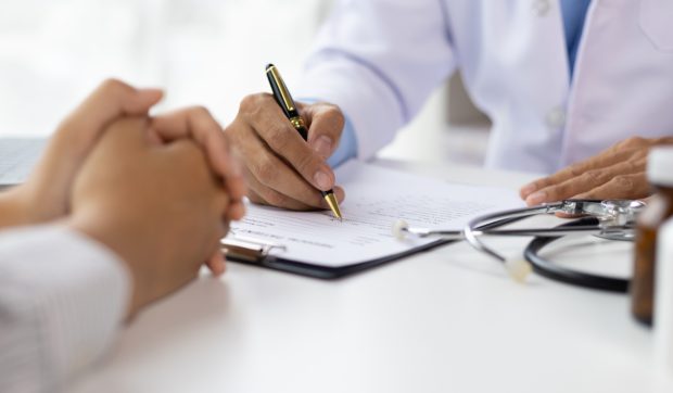 O fetiță de 2 ani a murit în brațele tatălui ei: a ajuns la spital cu probleme cu respirația, dar a fost externată