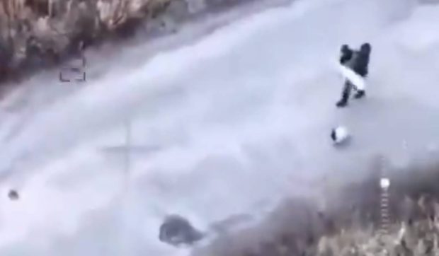 Doi bătrâni din Ucraina, care fluturau steaguri albe, au fost omorâți cu drone de rușii care au și filmat momentul | VIDEO