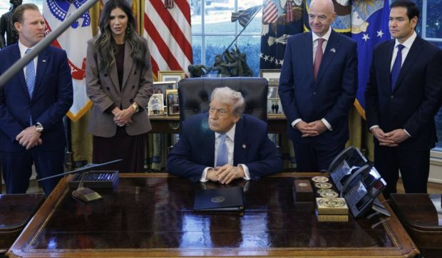 Rolexul oferit lui Trump de delegația Elveției a dispărut brusc din Biroul Oval, stârnind noi întrebări la Washington