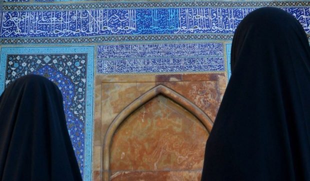 Tânără de 25 de ani din Iran riscă execuția dacă nu plătește „banii sângelui” familiei soțului ucis