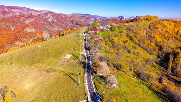 Șurile cu acoperiș din paie, construcțiile arhaice din Apuseni care rezistă de peste 100 de ani. Drumul nou care le face accesibile turiștilor
