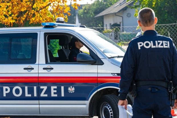 Muncitor român la negru săltat de pe șantier, după ce a sechestrat și abuzat o tânără timp de 2 săptămâni și a amenințat că o împușcă, la Viena