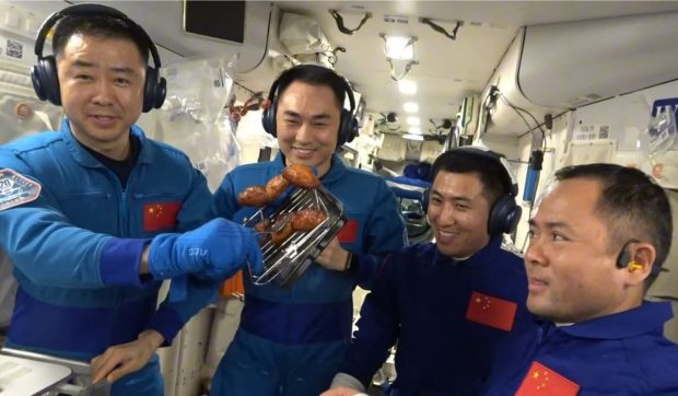 Trei astronauți chinezi au rămas blocați în spațiu, după ce alți trei colegi de-ai lor au fost aduși înapoi pe Pământ cu nava spațială greșită