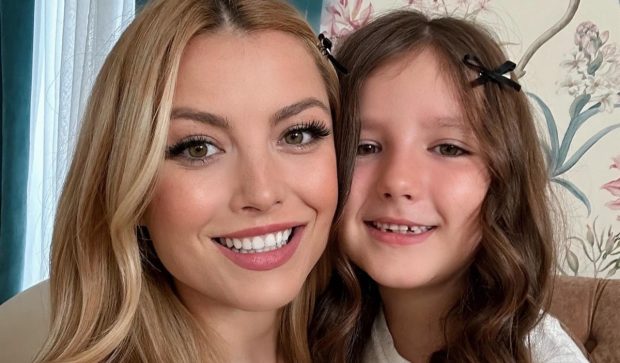 Imagine Stire Elena Gheorghe cântă alături de fiica ei, Amelie. Artista a lansat un proiect la care a lucrat 14 ani | 2review.ro