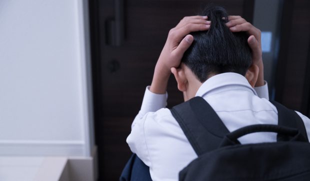 Un băiat de 12 ani a fost bătut de 10 colegi după ore, pentru că se filma cântând