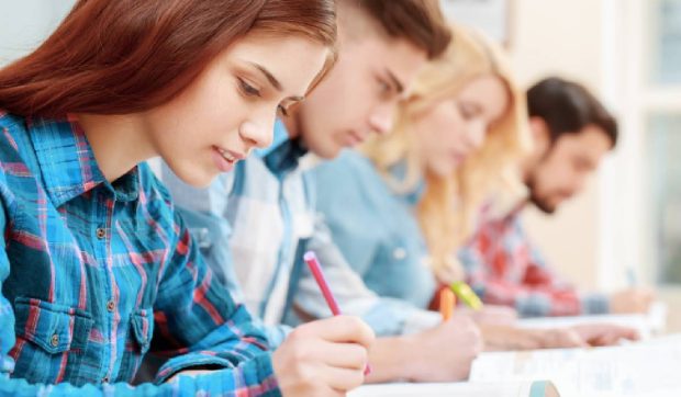 Elevii români care pot finaliza doi ani de studii într-un singur an școlar