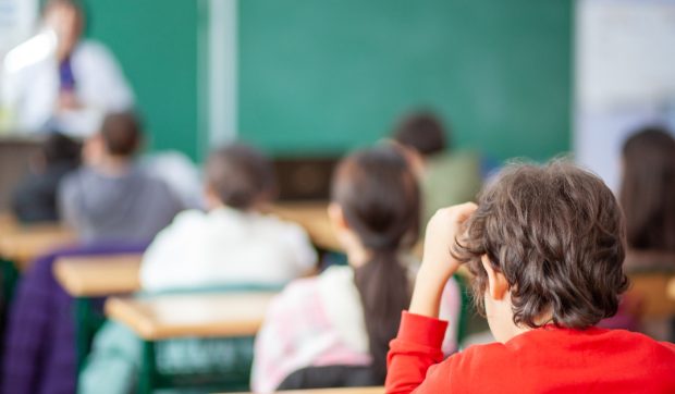 Un elev de clasa a III-a i-a dislocat umărul unei învăţătoare, a lovit-o pe directoarea adjunctă şi i-a muşcat mâna psihologului. De ce era furios