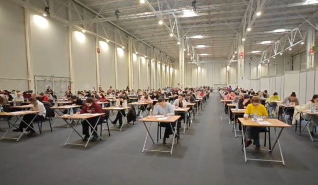 Peste 10.000 de candidați susțin astăzi examenul de Rezidențiat 2025. Câte posturi sunt scoase la concurs și cum au fost pregătite subiectele