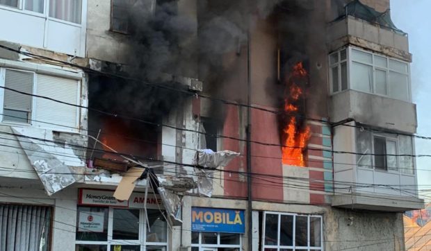 Explozie și incendiu într-un bloc din Însurăței. Oamenii au crezut că e bombardament