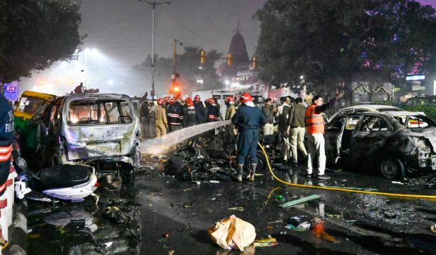 O mașină care a explodat în Delhi a ucis cel puțin 10 persoane, iar alte 30 sunt rănite foarte grav, majoritatea fără șanse de recuperare