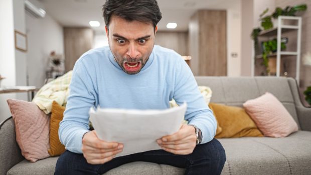 Românii care locuiesc la bloc vor avea facturi mai mari de întreținere, din cauza scumpirii cu 62% a unei taxe
