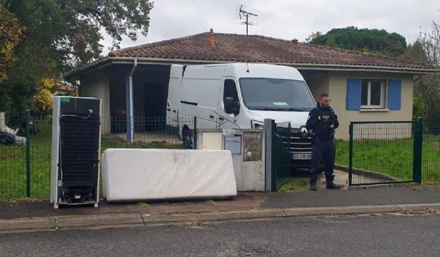Poliția a intrat peste o familie de români în Franța. Fetița de 7 ani, mama și bunica ei încă dormeau: „Nu știu ce se va întâmpla cu noi”