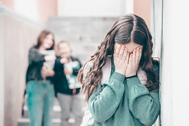 Caz tulburător de hărțuire la un liceu din Fetești: o elevă cu handicap a ajuns la spital, abuzată ani în șir de două adolescente. „Cu atât mai mult, ar fi trebuit s-o trateze cu multă grijă” 